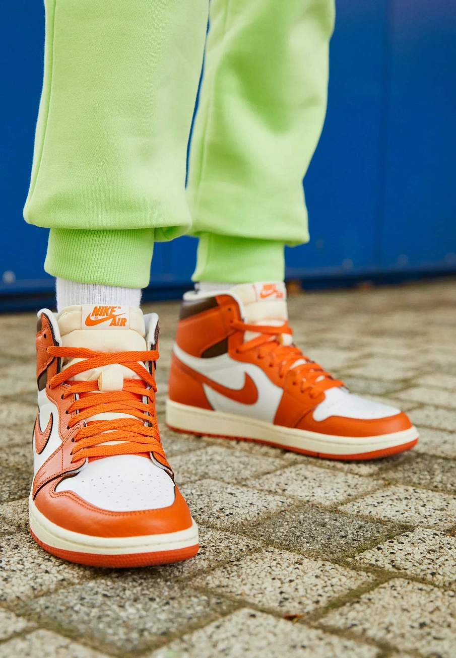Фото № 2 с приближением к товару «‎W AIR JORDAN 1 RETRO HI OG»