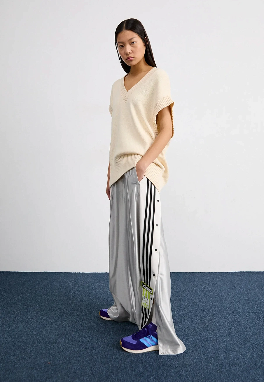 Фото № 3 с приближением к товару «‎ATLANTA »