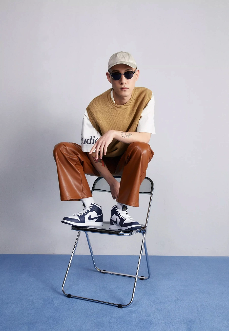 Фото № 3 с приближением к товару «‎AIR JORDAN 1 MID»