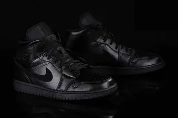 Nike Air Jordan 1 Retro Triple  - 2