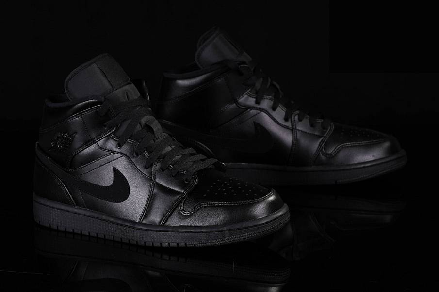 Фото № 2 с приближением к товару «‎Nike Air Jordan 1 Retro Triple »