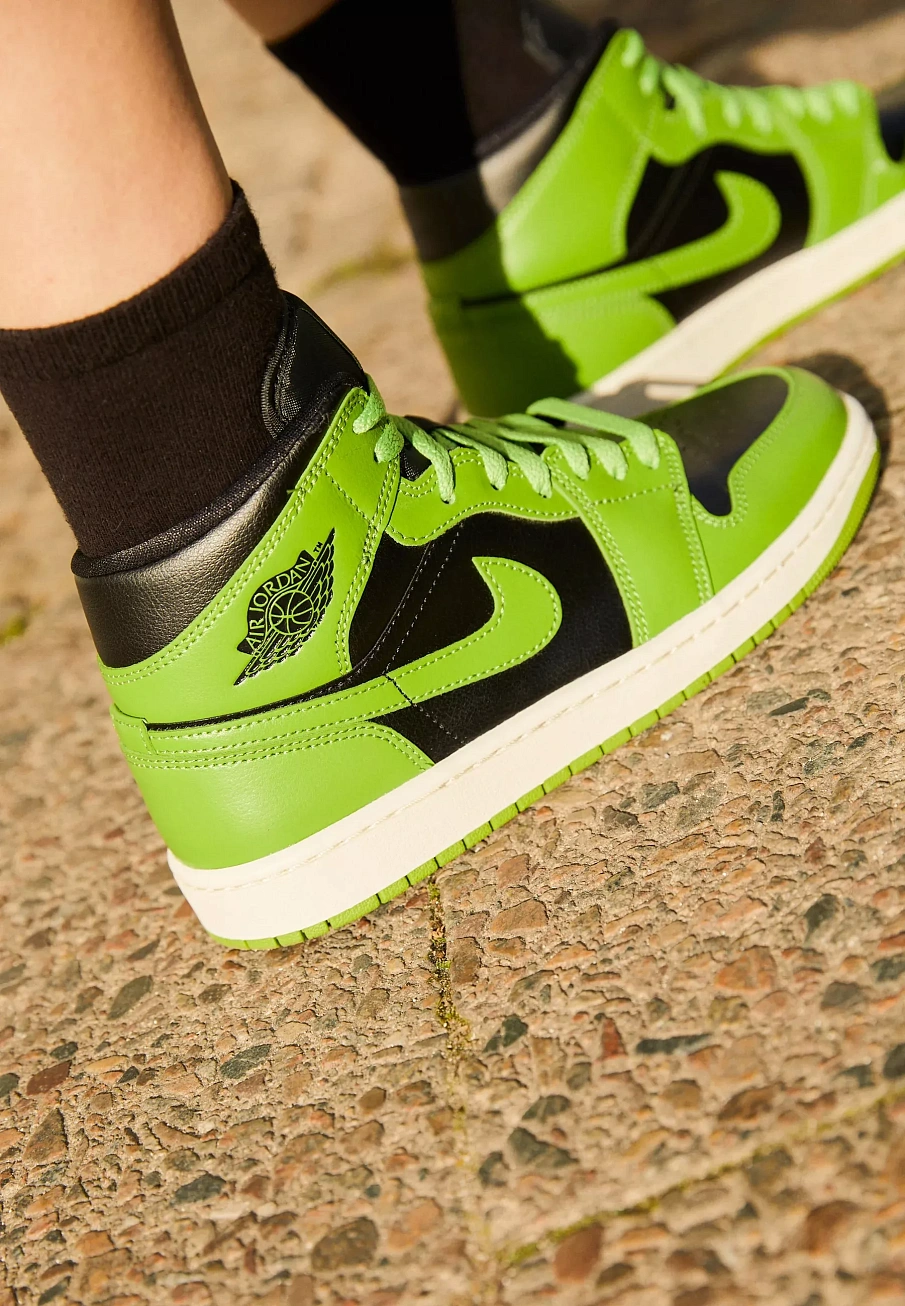 Фото № 1 с приближением к товару «‎AIR JORDAN 1 MID»