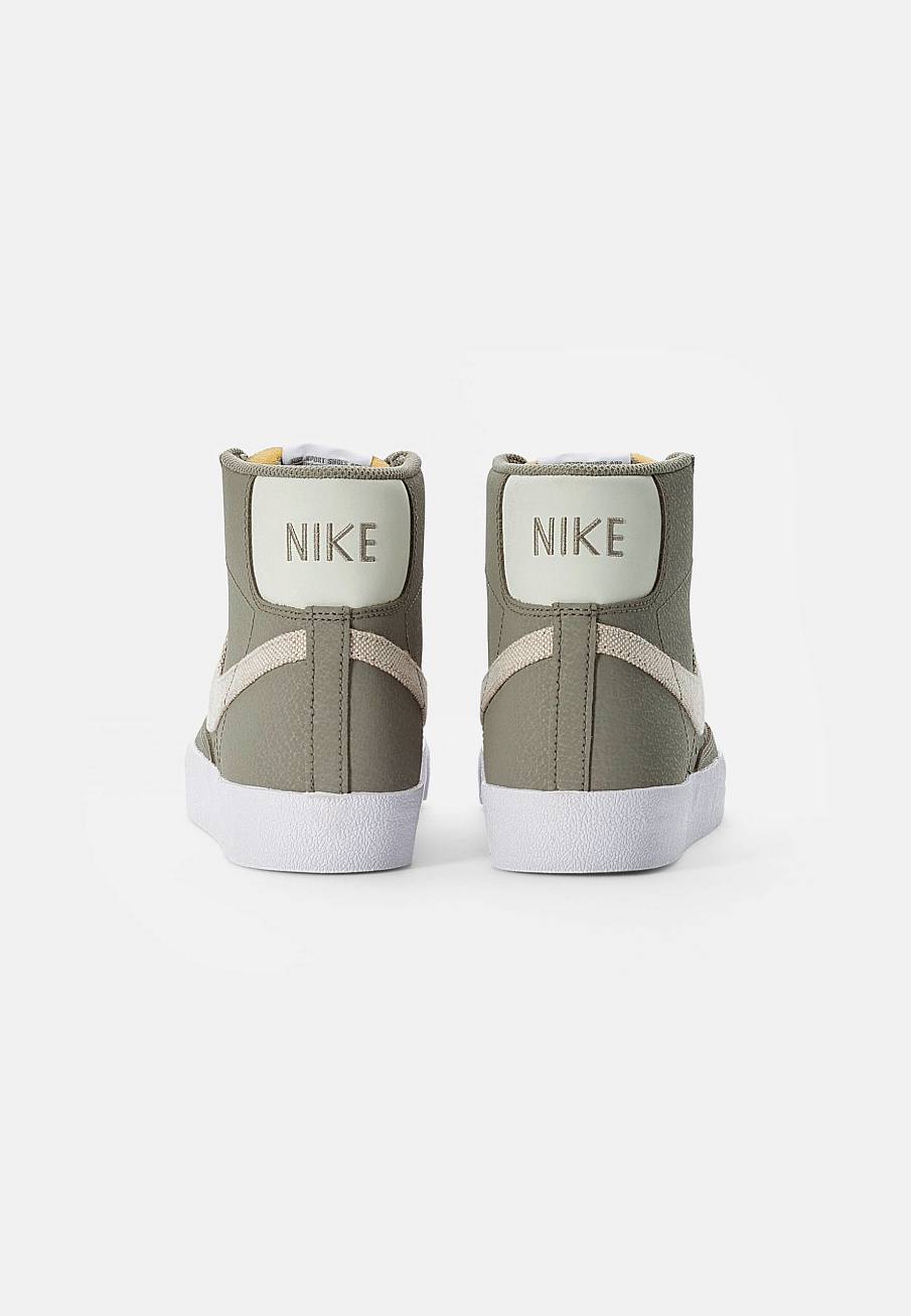 Фото № 5 с приближением к товару «‎Nike Blazer »