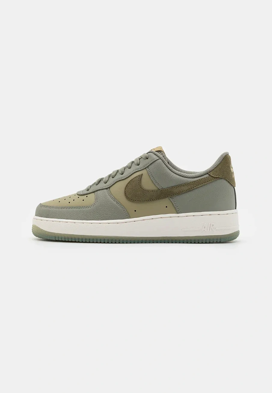 Фото № 1 с приближением к товару «‎AIR FORCE 1 07 LV8»