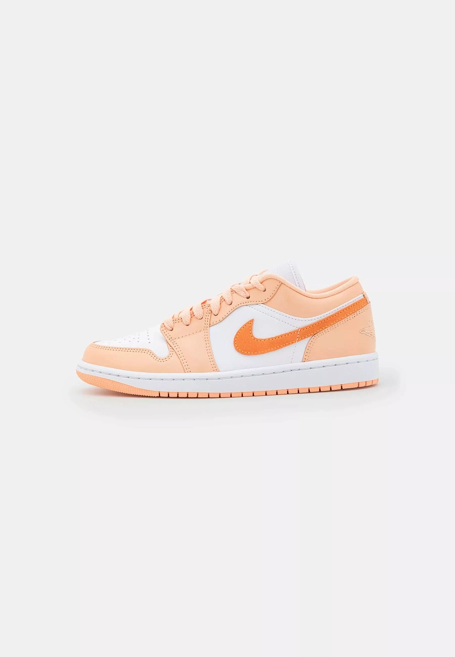 Фото № 3 с приближением к товару «‎AIR JORDAN 1 »