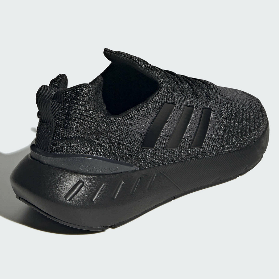 Фото № 4 с приближением к товару «‎Adidas »