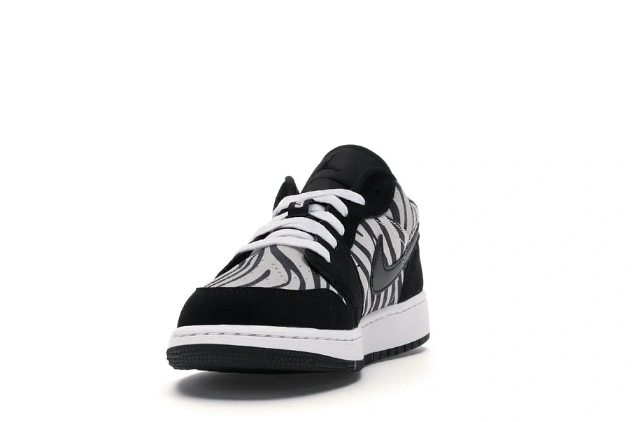 Фото № 3 с приближением к товару «‎Jordan 1 Low Zebra »