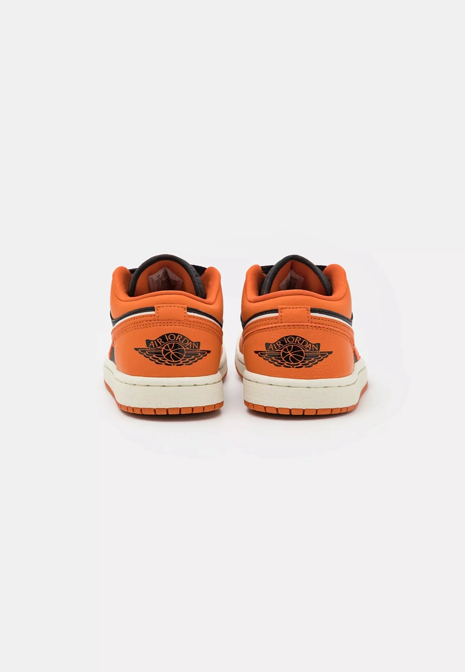 Фото № 4 с приближением к товару «‎WMNS AIR JORDAN 1 LOW SE»