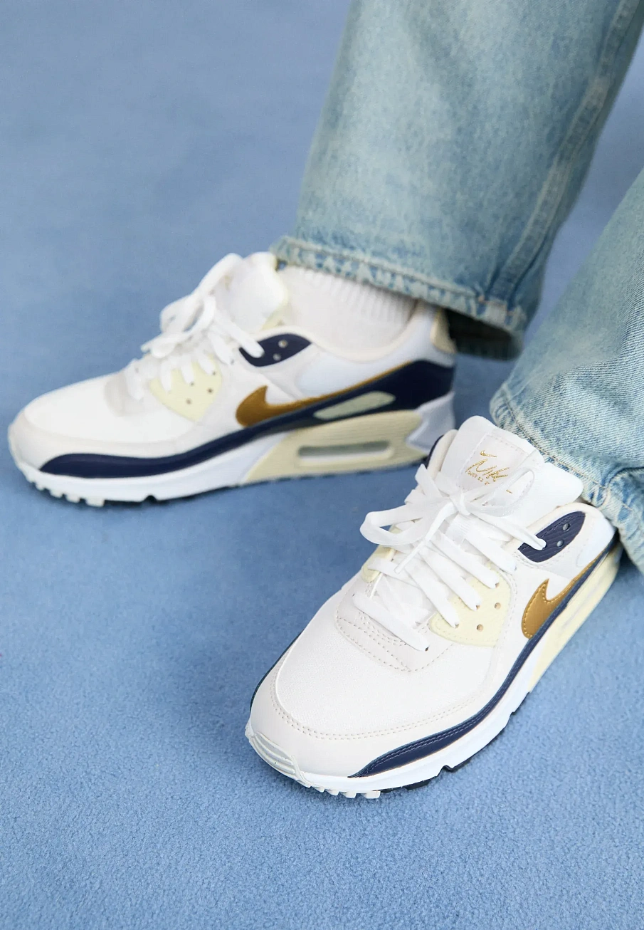 Фото № 2 с приближением к товару «‎AIR MAX 90»