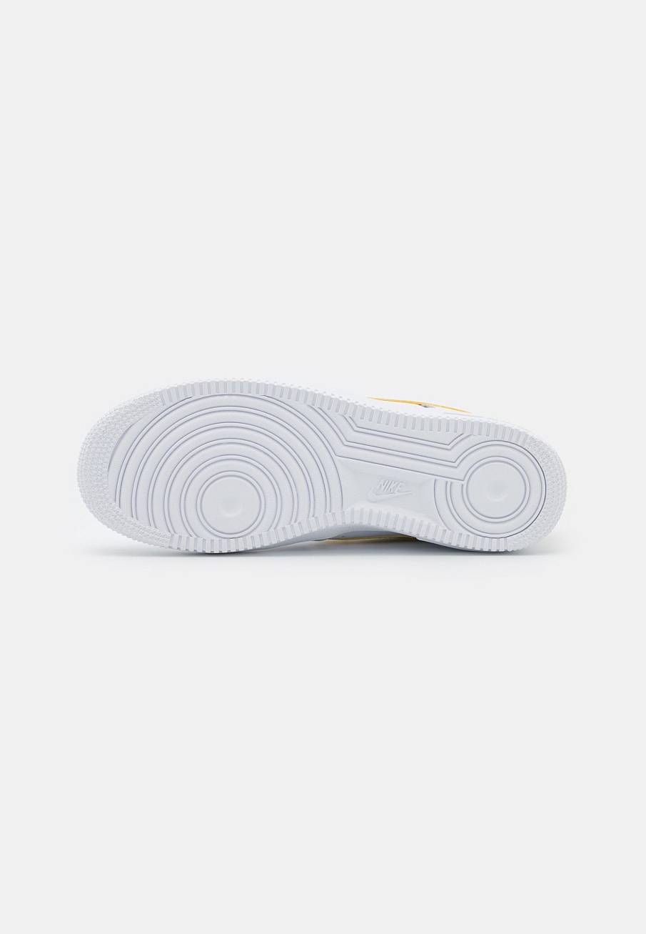 Фото № 4 с приближением к товару «‎Nike Air Force 1 »