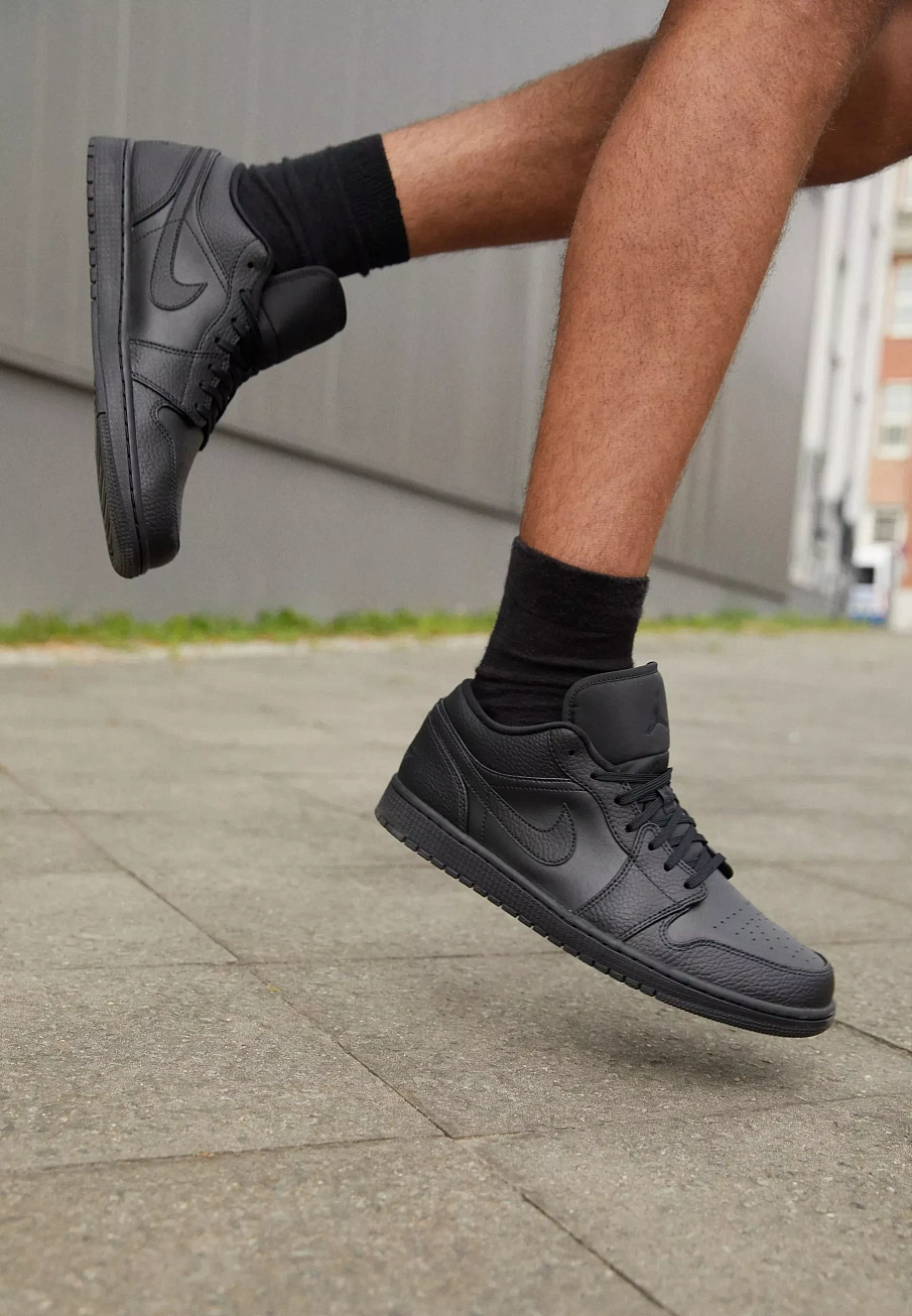 Фото № 2 с приближением к товару «‎AIR JORDAN 1»