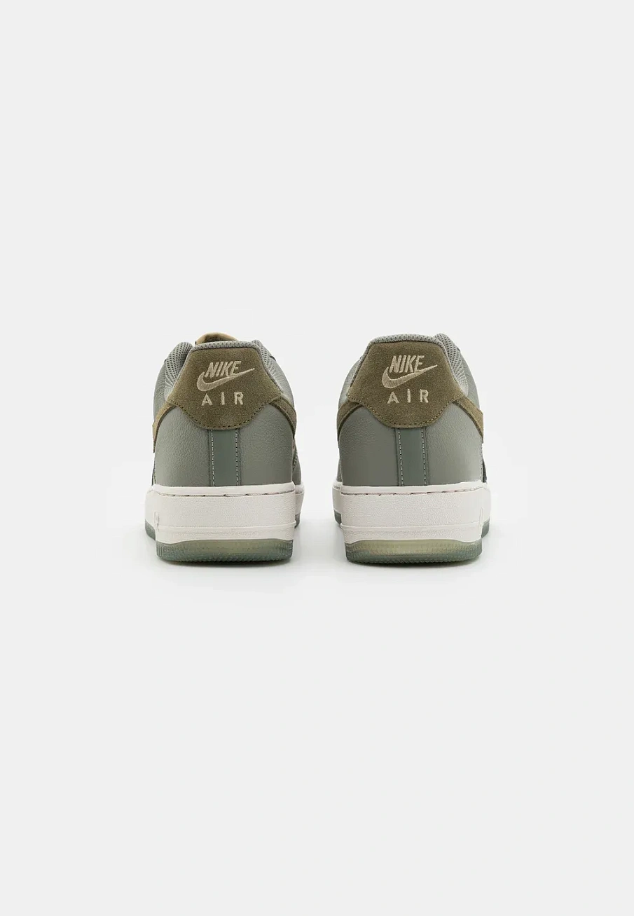 Фото № 3 с приближением к товару «‎AIR FORCE 1 07 LV8»