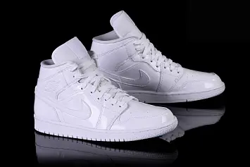 Nike Air Jordan 1 Retro Wmns Triple - 2