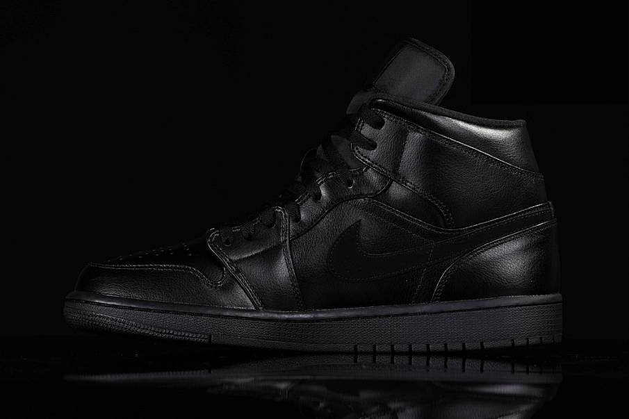 Фото № 1 с приближением к товару «‎Nike Air Jordan 1 Retro Triple »