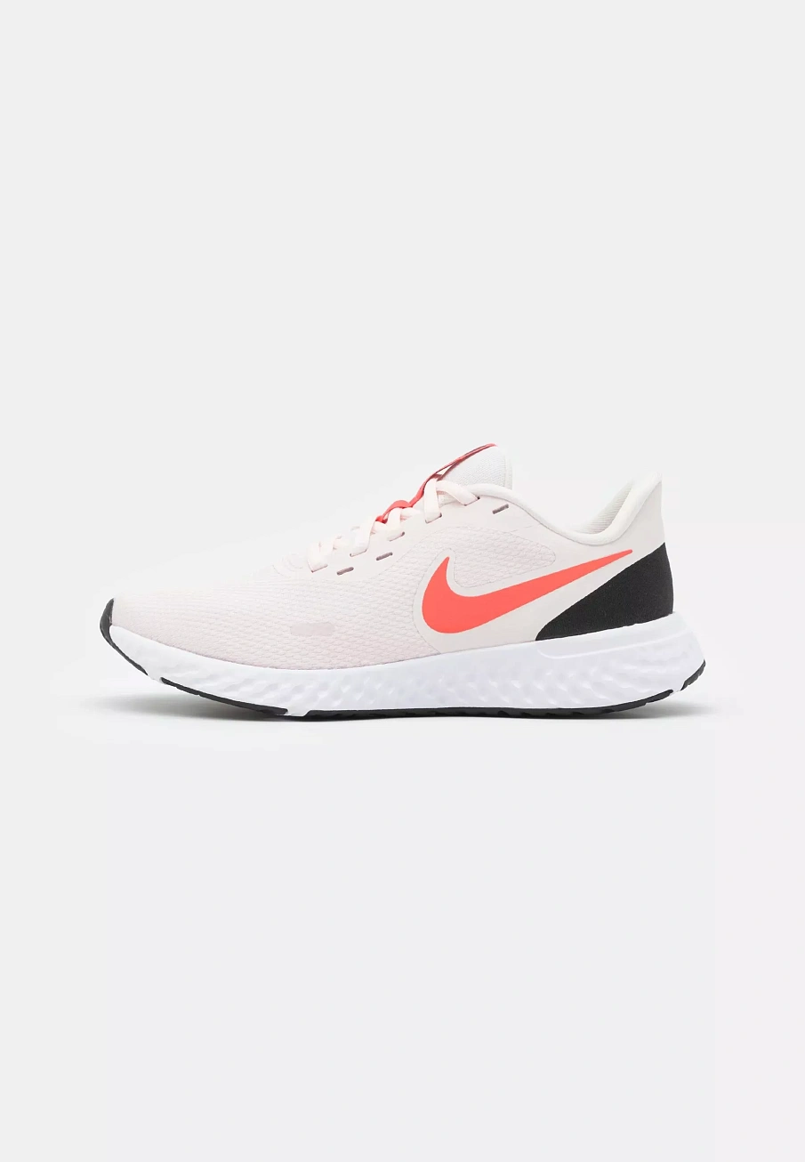 Фото № 1 с приближением к товару «‎SCHUHE REVOLUTION 5»