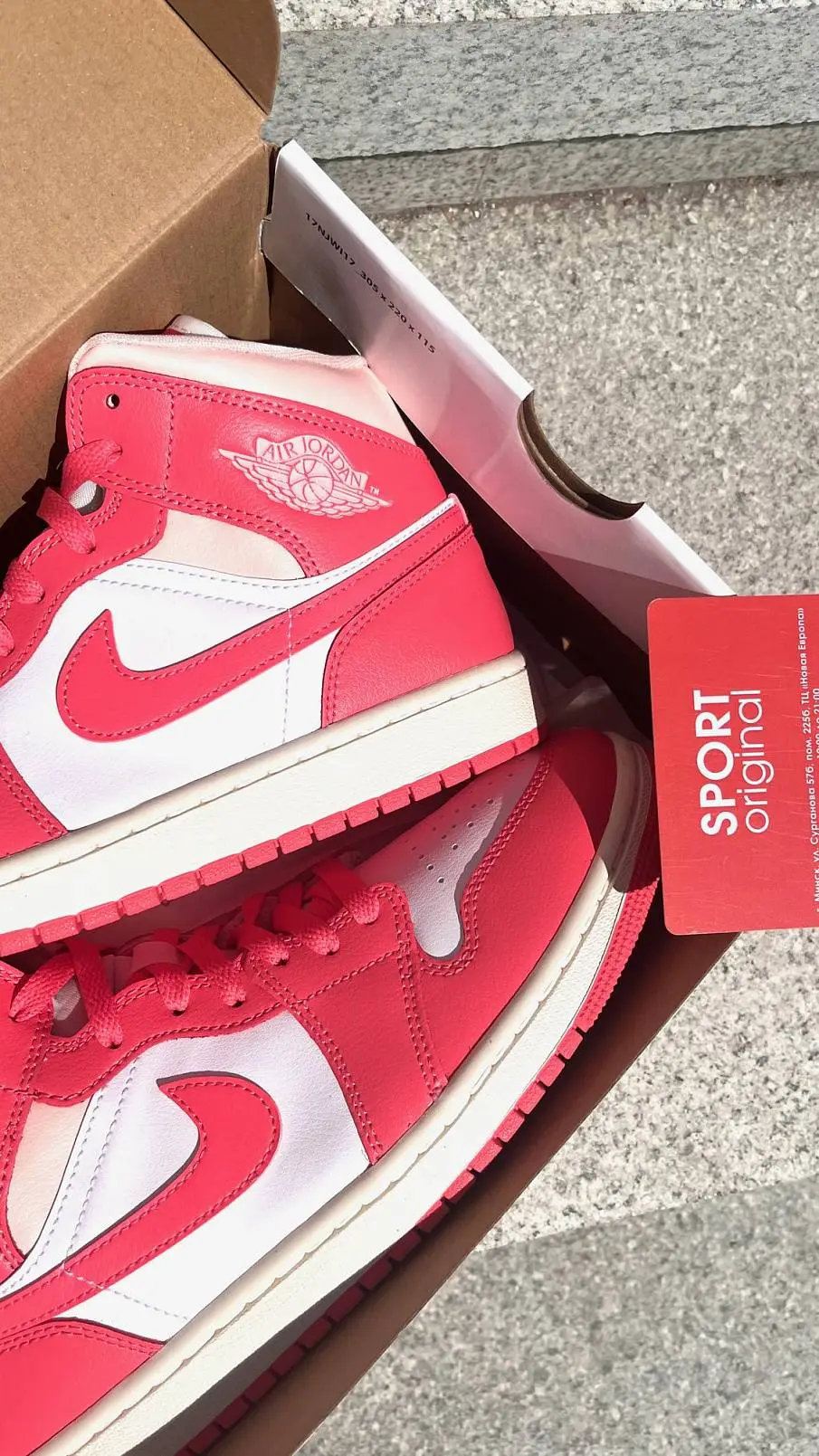 Фото № 3 с приближением к товару «‎Air Jordan 1 Mid "Strawberries & Cream" (BQ6472-186)»