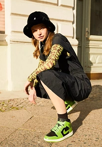 Фото № 4 с приближением к товару «‎AIR JORDAN 1 MID»