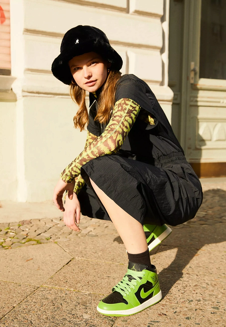 Фото № 4 с приближением к товару «‎AIR JORDAN 1 MID»