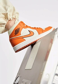 Фото № 3 с приближением к товару «‎WMNS AIR JORDAN 1 MID SE»