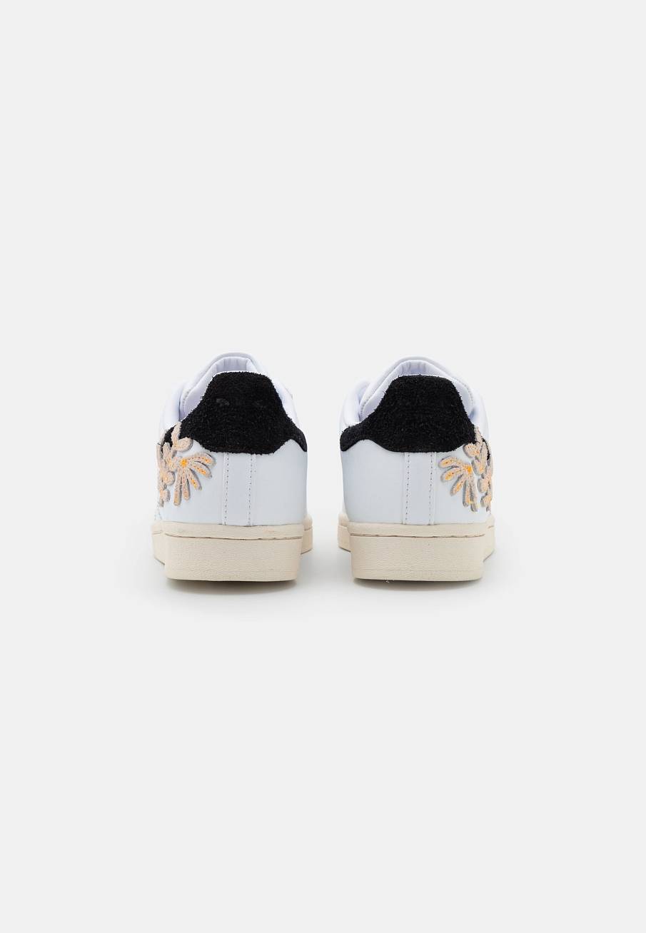 Фото № 4 с приближением к товару «‎Adidas Superstar »