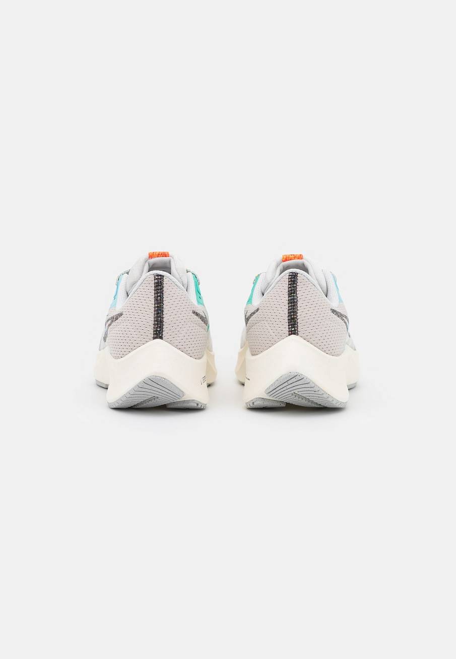 Фото № 3 с приближением к товару «‎Nike Air Zoom Pegasus 38»