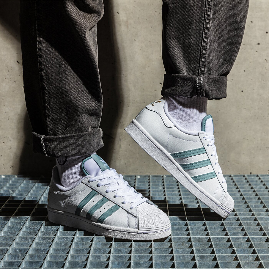 Фото № 2 с приближением к товару «‎Adidas Superstar»