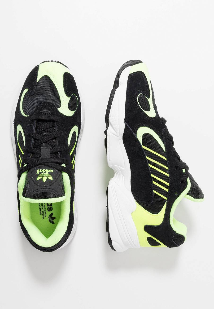 Фото № 3 с приближением к товару «‎Adidas Yung-1 »