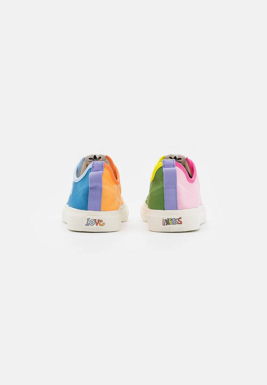 Фото № 3 с приближением к товару «‎Adidas Nizza Pride »
