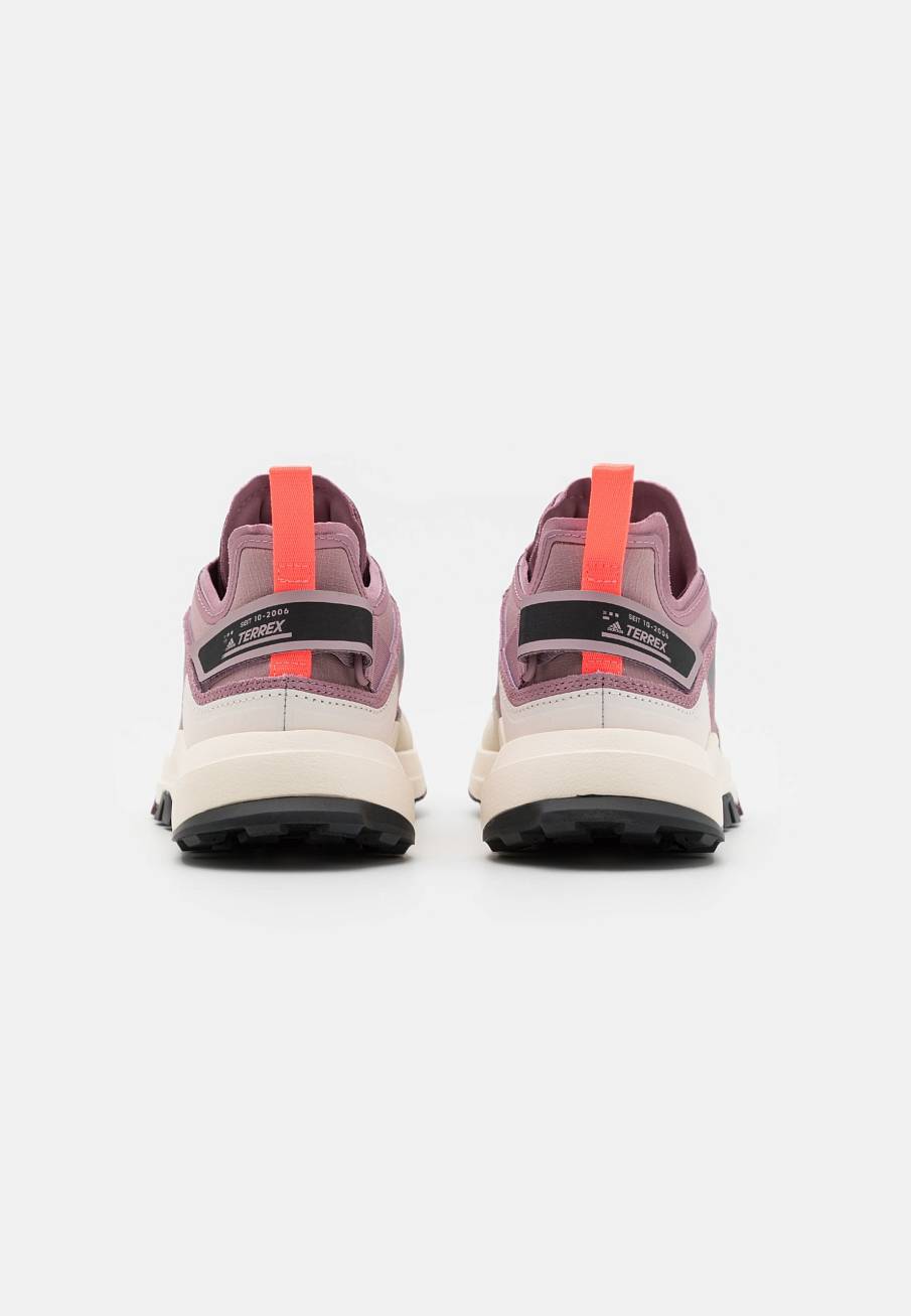 Фото № 3 с приближением к товару «‎Adidas Terrex Hiking Urban Traxion Shoes»